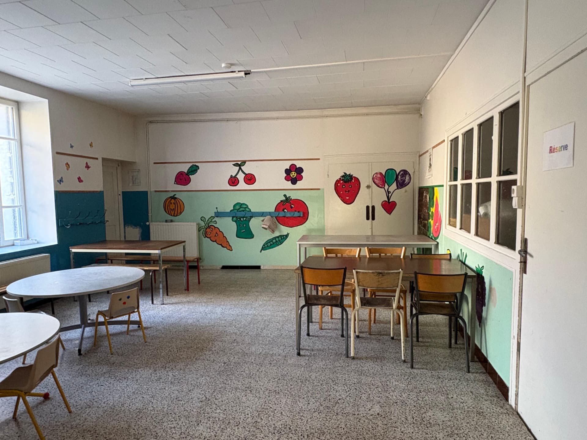 Élèves déjeunant ensemble à la cantine de l'école