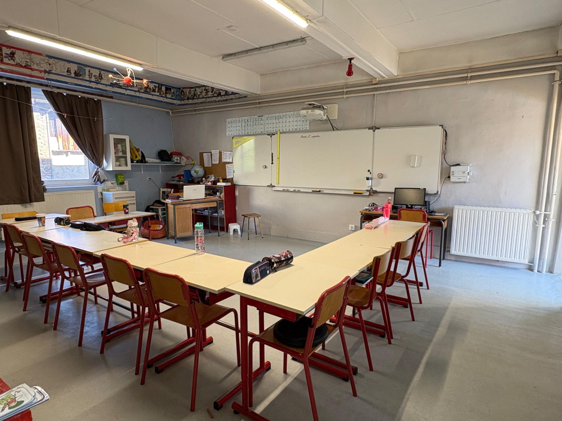 Élèves de cycle 3 travaillant en groupe sur un projet