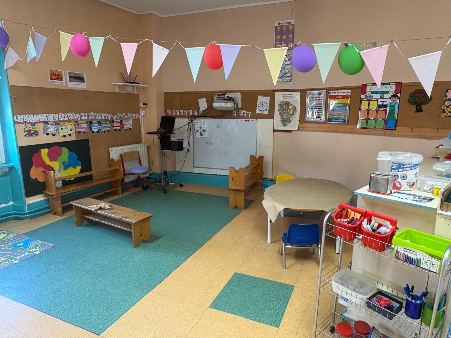 Enfants de maternelle en pleine activité de dessin