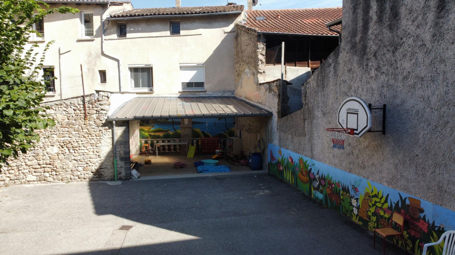 La cour de récréation et son préau
