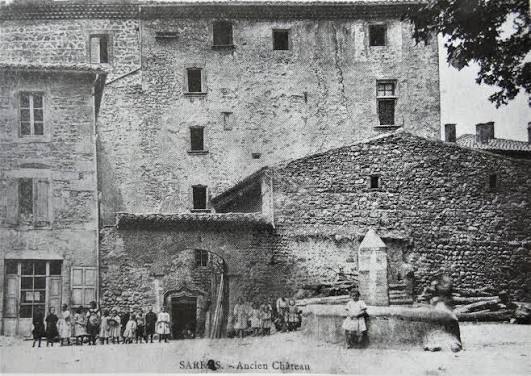 Photographie d'archive du château de Sarras avec des enfants devant l'entrée