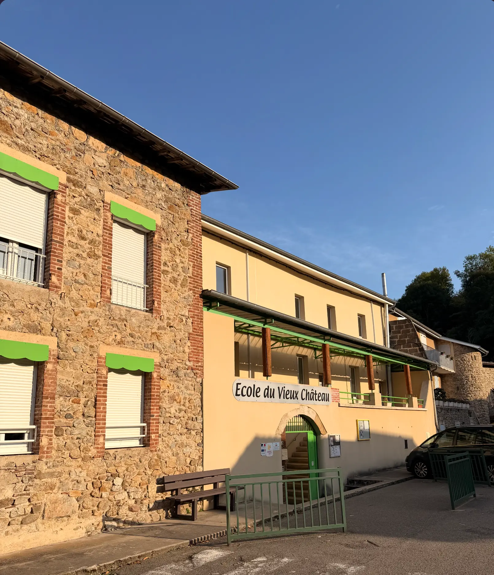La façade de l'École du Vieux Château sous un ciel bleu