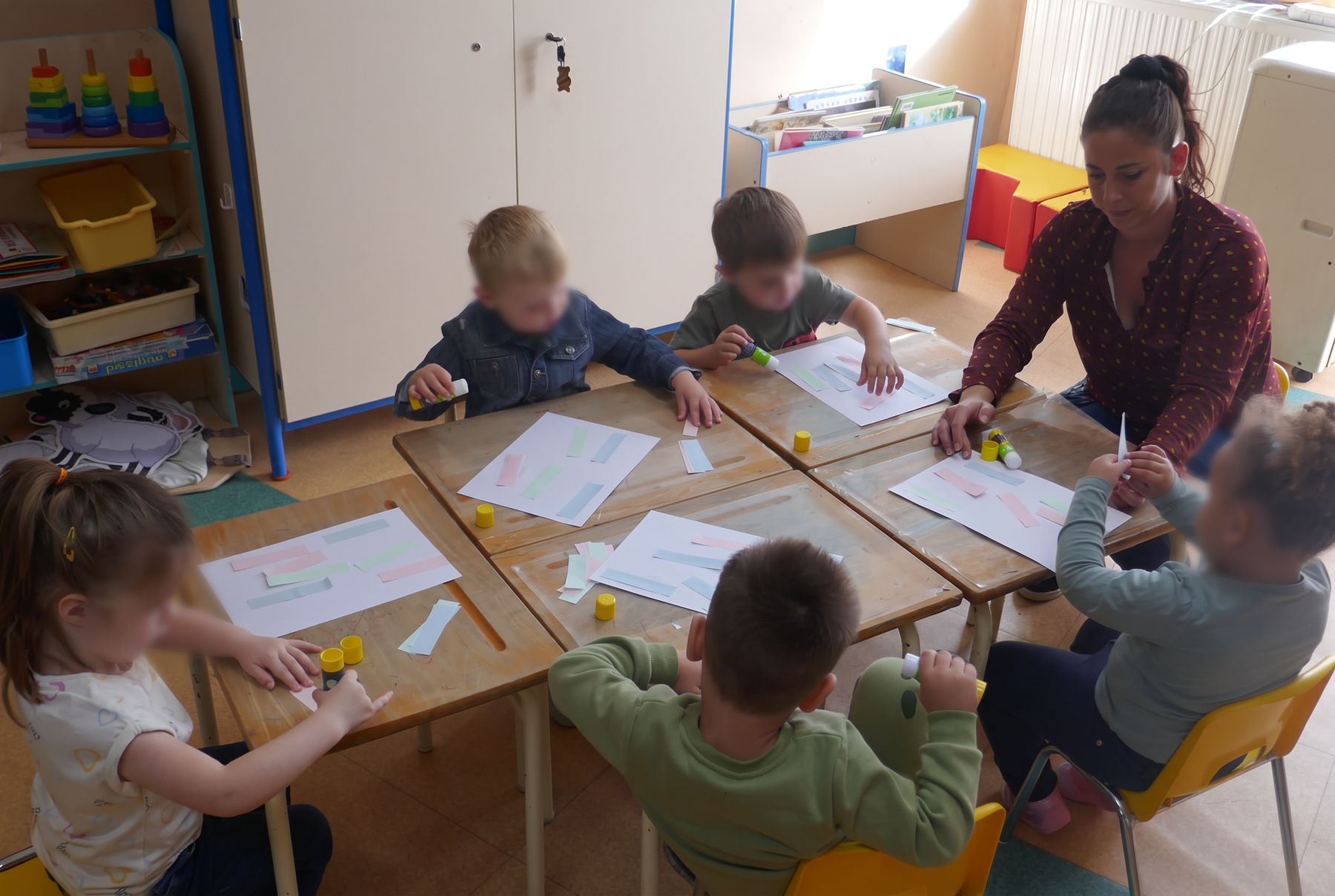 Atelier créatif en maternelle avec l'enseignante