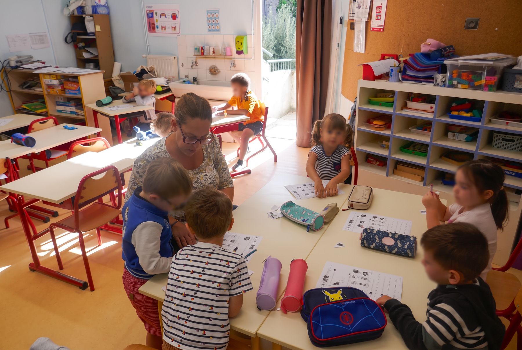 Travail en petit groupe autour d'une table